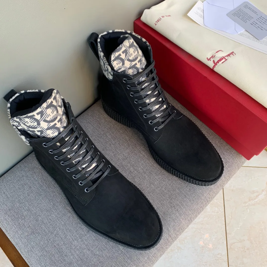 [Ferragamo] Top P: 1000💰 Number of yards: 39~44 (38.45 custom-made, non-returnable) Ferragamo winter series, original 1:1 development, casual men's short boots. Made with heavy investment, shoes and boots are made of imported cowhide + imported Ferragamo special fabric. Black cowhide lining that is not easily deformed. Wear-resistant rubber outsole, black cowhide, black open edge beads, black frosted, brown suede. Factory craftsmanship, perfect products are only prepared for you who know taste! Any comparison is welcome!